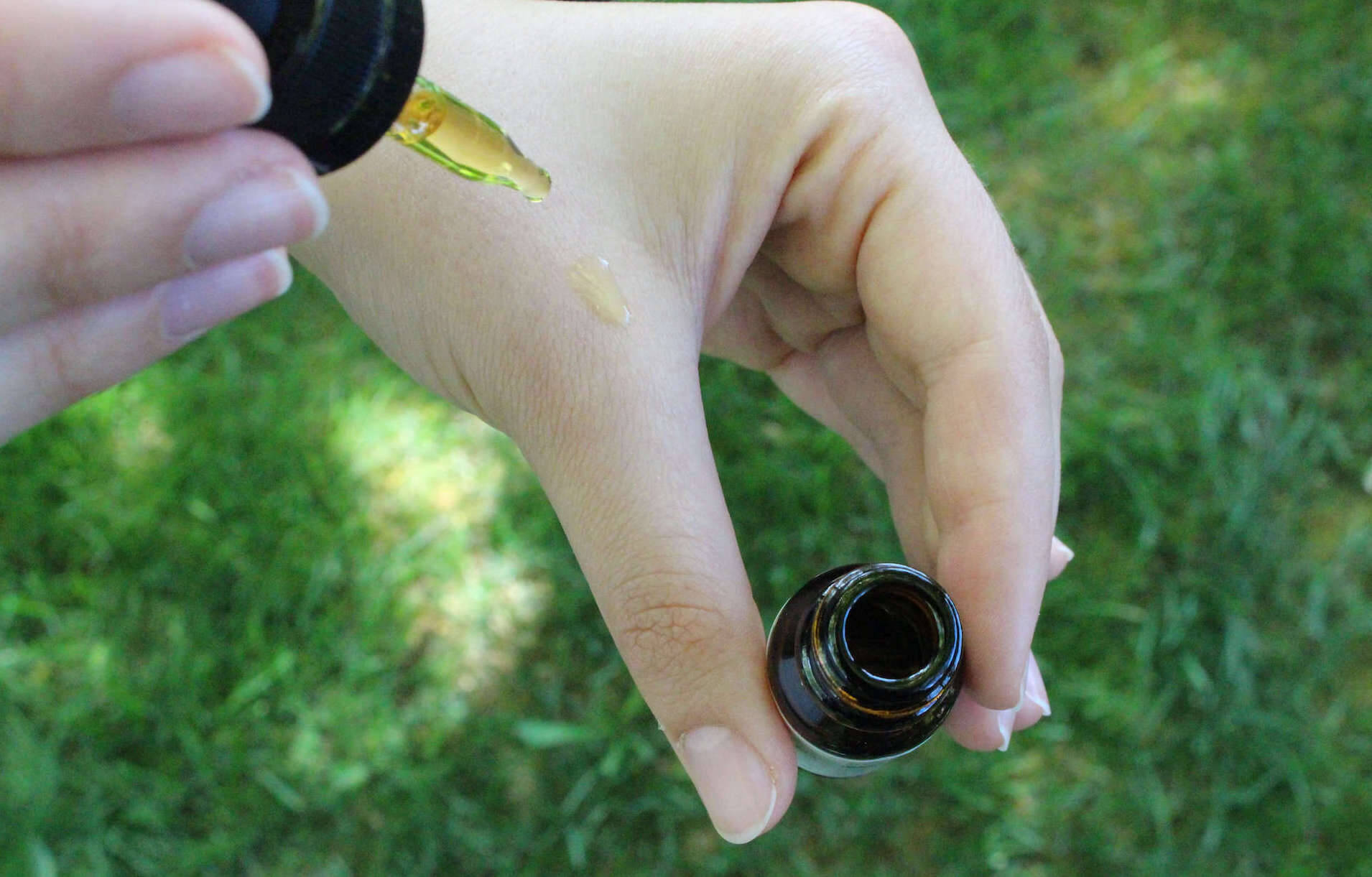 huile de cbd naturecan gouttes main